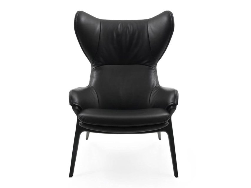 Svartur leðurstóll frá Cassina. P22 er einstakt hönnunartákn.