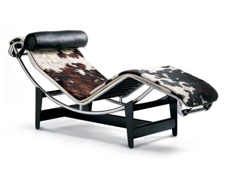 Legubekkur frá Cassina sem var hannaður af Le Corbusier. Þrílitur hægindastóll úr kúaskinni.