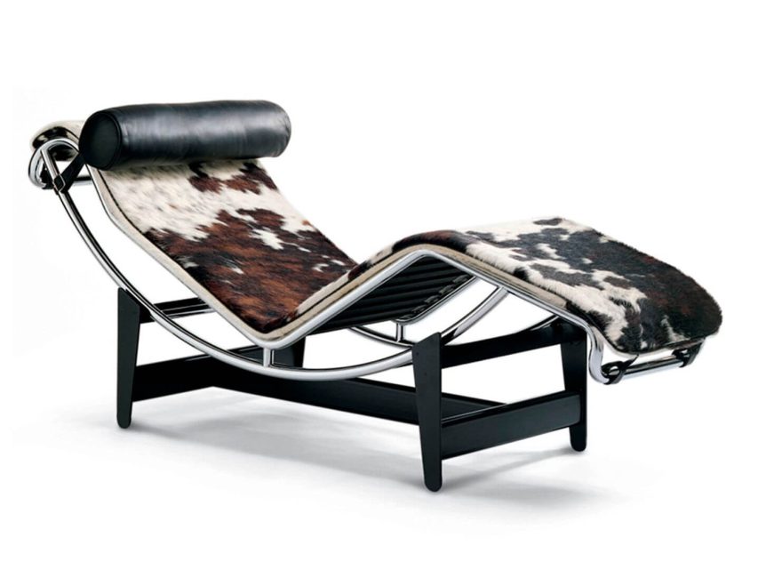 Legubekkur frá Cassina sem var hannaður af Le Corbusier. Þrílitur hægindastóll úr kúaskinni.