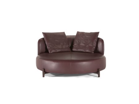 Millistig sófa og stofustóls. Brúnn leðursófi frá Natuzzi.