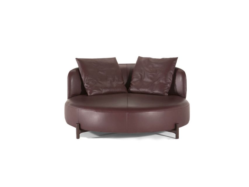 Millistig sófa og stofustóls. Brúnn leðursófi frá Natuzzi.