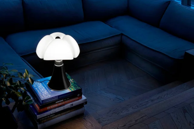 Pipistrello lampinn frá Martinelli Luce var hannaður af Gae Aulenti árið 1965 og er í dag ein þekktasta hönnunarvara ítalskrar lýsingarsögu💡

Einstakt form skermsins, sem dregur nafn sitt af leðurblöku, gerir lampann að sannkölluðu listaverki á heimilinu. Pipistrello fæst í þremur stærðum og fjölbreyttum litum hjá Casa. Verið velkomin í Casa, Skeifunni 8.