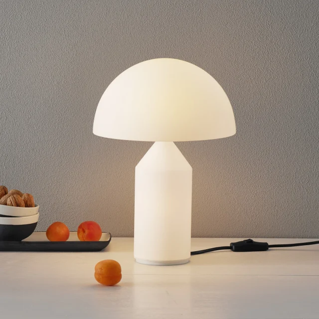 Atollo sameinar geometrísk form og mjúka birtu í lampa sem er í senn lýsing og skúlptúr. Hannaður af Vico Magistretti árið 1977. 

Stundum þarf bara eitt vel valið smáatriði til þess að breyta rýminu.