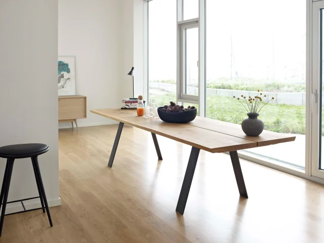 Plank borðstofuborðið er unnið úr villtri eik og einkennist af fallegri áferð og náttúrulegum einkennum viðarins. Borðstofuborðið er meira en bara húsgagn, það verður miðpunktur heimilisins þar sem fólk safnast saman, borðar, spjallar og skapar minningar.

Verið velkomin í húsgagnaverslun Casa, Skeifunni 8.