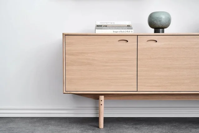 Navis skenkurinn frá PBJ Design House sameinar hagnýta geymslu og fágaða hönnun. Eitt af þessum húsgögnum sem halda rýminu snyrtilegu án þess að fórna karakter og stíl.